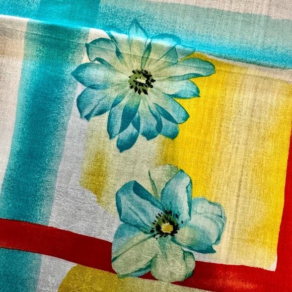 Burberry floral pattern scarf, 23×22.5 used one time 9.5/10 dry cleaned - Picture 9 of 10